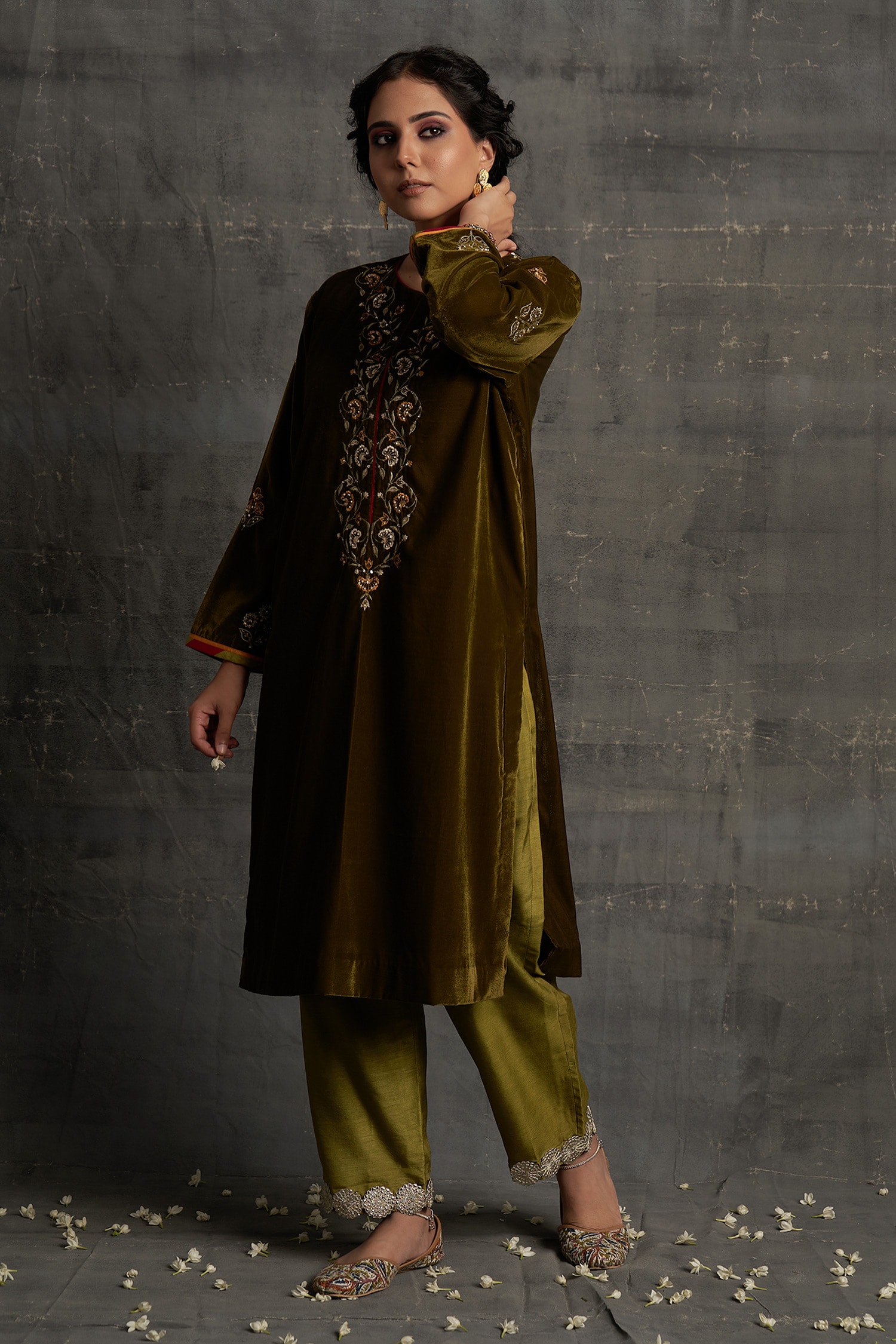 Buy Green Kurta Velvet Embroidered Floral Notched Naaz And Pant Set For