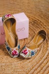 Buy_Cilwana Studio_White Embroidered Chinar Juttis _at_Aza_Fashions