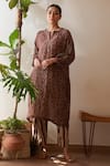 Buy_Rekha Agra_Brown Handloom Chanderi Print Diamond Notched Round Neck Motif Kurta With Pant _at_Aza_Fashions