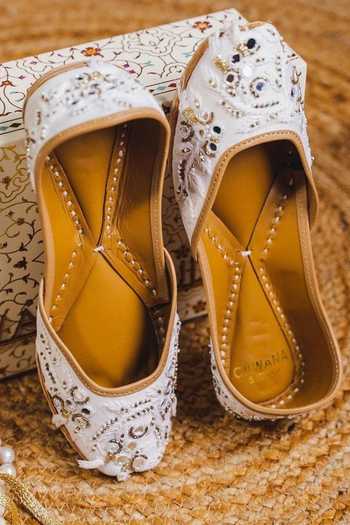 Buy_Cilwana Studio_White Embroidered Chikankari Juttis _at_Aza_Fashions