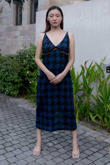 Buy_Kavya Singh Kundu_Black Linen Sequins V-neck Bach Printed Dress _at_Aza_Fashions