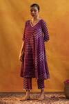 Buy_Rekha Agra_Purple Crinkled Cotton Silk Geometric Patterns V Neck Print Kurta And Pant Set _at_Aza_Fashions
