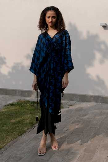 Buy_Kavya Singh Kundu_Black Silk Tassels V-neck Cairo Houndstooth Print Kaftan _at_Aza_Fashions
