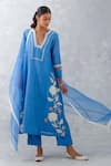 Buy_Devnaagri_Blue Silk Chanderi Embroidered Thread And Floral Pattern V Neck Straight Kurta Set _at_Aza_Fashions