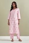 Buy_Priya Chaudhary_Pink Chanderi Silk Pearls Split V-neck Embroidered Kurta With Pant _at_Aza_Fashions