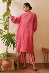 Buy_Rekha Agra_Pink Handloom Chanderi Print Diamond Notched Round Neck Kurta With Pant _at_Aza_Fashions