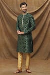 Buy_Samyukta Singhania_Green Kurta Jacquard Banarasi Silk Floral Metallic Pattern Set _at_Aza_Fashions