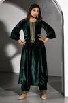 Buy_k-anshika_Emerald Green Velvet Embroidery Zari Round Yoke Kurta And Pant Set _at_Aza_Fashions