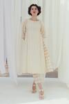 Buy_Itr by Khyati Pande_Beige Handwoven Mul Cotton And Embroidered Dahlia Patch Panelled Kurta _at_Aza_Fashions