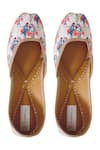 Buy_Jutti Choo_Off White Floral-print-juttis_at_Aza_Fashions