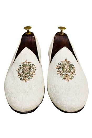 Shop_Artimen_White Embroidered Juttis _at_Aza_Fashions