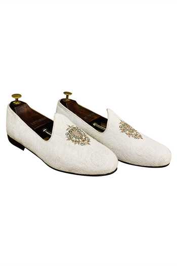 Artimen_White Embroidered Juttis _Online_at_Aza_Fashions
