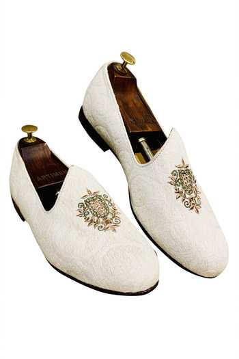 Buy_Artimen_White Embroidered Juttis _Online_at_Aza_Fashions