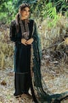 Buy_Reynu Taandon_Green Velvet Notched Embroidered Kurta Set _at_Aza_Fashions
