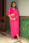 Shop_Pink City by Sarika_Pink Silk Tie And Dye Bandhani V Neck Pre-draped Saree With Blouse _at_Aza_Fashions