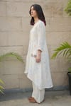 Buy_Tahweave_White Handloom Cotton Hand Printed Checkered Round Kurta _Online_at_Aza_Fashions