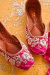 Shop_HOUSE OF EKARA_Pink Embroidered Leela Juttis _at_Aza_Fashions