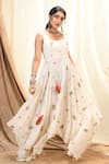 Buy_Aaryaa By Kashveen Kohli_White Kurta And Cape Silk Print & Embroidery Bandhani Floral With _Online_at_Aza_Fashions