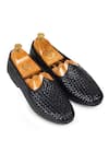 Buy_Domani_Black Solid Leather Textured Juttis _at_Aza_Fashions