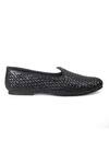 Buy_Domani_Black Solid Leather Textured Juttis _Online_at_Aza_Fashions