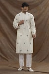 The Men's Kompany_White Chanderi Silk Embroidered Thread Kurta _at_Aza_Fashions