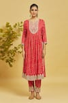 Samyukta Singhania_Red Viscose Rayon Print Geometric Notched Neck Kurta Set _Online_at_Aza_Fashions