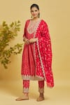 Samyukta Singhania_Red Viscose Rayon Print Geometric Notched Neck Kurta Set _at_Aza_Fashions