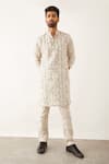 Buy_Son of A Noble Snob_Ivory 100% Linen Printed Floral Halles Grid And Kurta  _at_Aza_Fashions