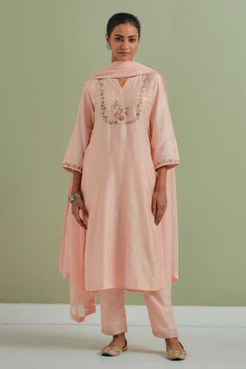 Buy_Priya Chaudhary_Peach Chanderi Silk, Kota Doria Embroidery Split V-neck Floral Kurta Set _at_Aza_Fashions