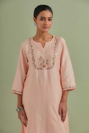 Priya Chaudhary_Peach Chanderi Silk, Kota Doria Embroidery Split V-neck Floral Kurta Set _Online_at_Aza_Fashions