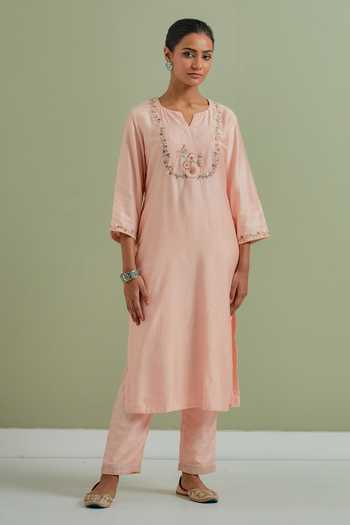 Priya Chaudhary_Peach Chanderi Silk, Kota Doria Embroidery Split V-neck Floral Kurta Set _at_Aza_Fashions