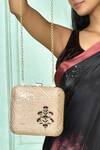 Buy_Samyukta Singhania_Peach Sequin And Thread Embroidered Ogee Lucknowi Work Clutch