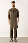 Buy_Son of A Noble Snob_Green 100% Linen Plain Daha Panelled Kurta Set  _Online_at_Aza_Fashions