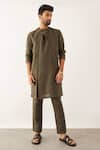 Shop_Son of A Noble Snob_Green 100% Linen Plain Daha Panelled Kurta Set  _Online_at_Aza_Fashions