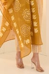 Buy_Kameez_Yellow Cotton, Organza Mandarin Collar Chevron Hand Block Print Kurta Set _Online_at_Aza_Fashions