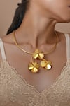 Buy_Zaza By Somya_Gold Plated Floral Pattern Necklace _at_Aza_Fashions