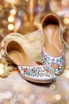 Buy_Yassio_White Sayonee Thread Embroidered Juttis _at_Aza_Fashions