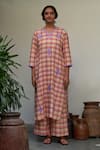 Buy_Label Earthen_Peach Mangalgiri Cotton Checkered Notched Gulabi Champai Kurta Set _Online_at_Aza_Fashions