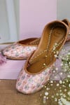 Buy_Moy_Pink Floral Kamli Embroidered Juttis_at_Aza_Fashions