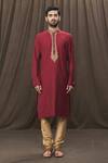 Samyukta Singhania_Maroon Kurta Slub Silk Mandarin Collar Set _Online_at_Aza_Fashions