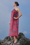 Buy_Raas Life_Red Velvet Embroidery One Shoulder Maya Floral Daali Print Dress 