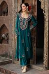 House of Chikankari_Green Velvet Hand Embroidery Chikankari Work Straight Kurta And Pant Set  _at_Aza_Fashions