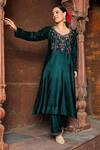 Buy_House of Chikankari_Green Velvet Hand Embroidery Chikankari Leaf Yoke Kurta And Pant Set  _at_Aza_Fashions