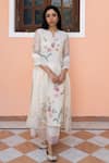 Buy_Vaayu_White Muslin Cotton Applique Floral Motifs Notched Kurta Pant Set  _at_Aza_Fashions