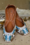 Buy_Moy_Off White Beads Mor Pankh Mystic Embroidered Juttis 