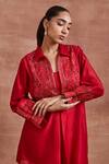 Buy_Sue Mue_Red Handwoven Chanderi Silk Embroidered Floral Collar Lekh Shirt And Pant Set 