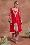 Sue Mue_Red Raw Silk Embroidery Kashmiri Thread Scallop V Neck Naysa Paisley Kurta Set _Online_at_Aza_Fashions