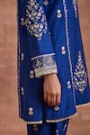 Sue Mue_Blue Handwoven Raw Silk Embroidery Thread Leaf Neck Ganika Floral Kurta Set _Online_at_Aza_Fashions