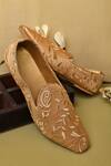 Buy_Aryavir Malhotra_Brown Embroidered Vine Juttis 