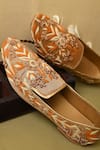 Buy_Aryavir Malhotra_Brown Embroidered Thread Floral Juttis 